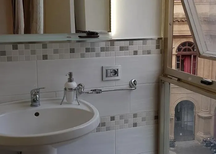 לינה וארוחת בוקר Opera House