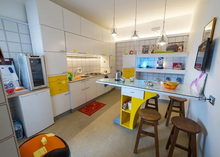 לינה וארוחת בוקר Opera House 4*